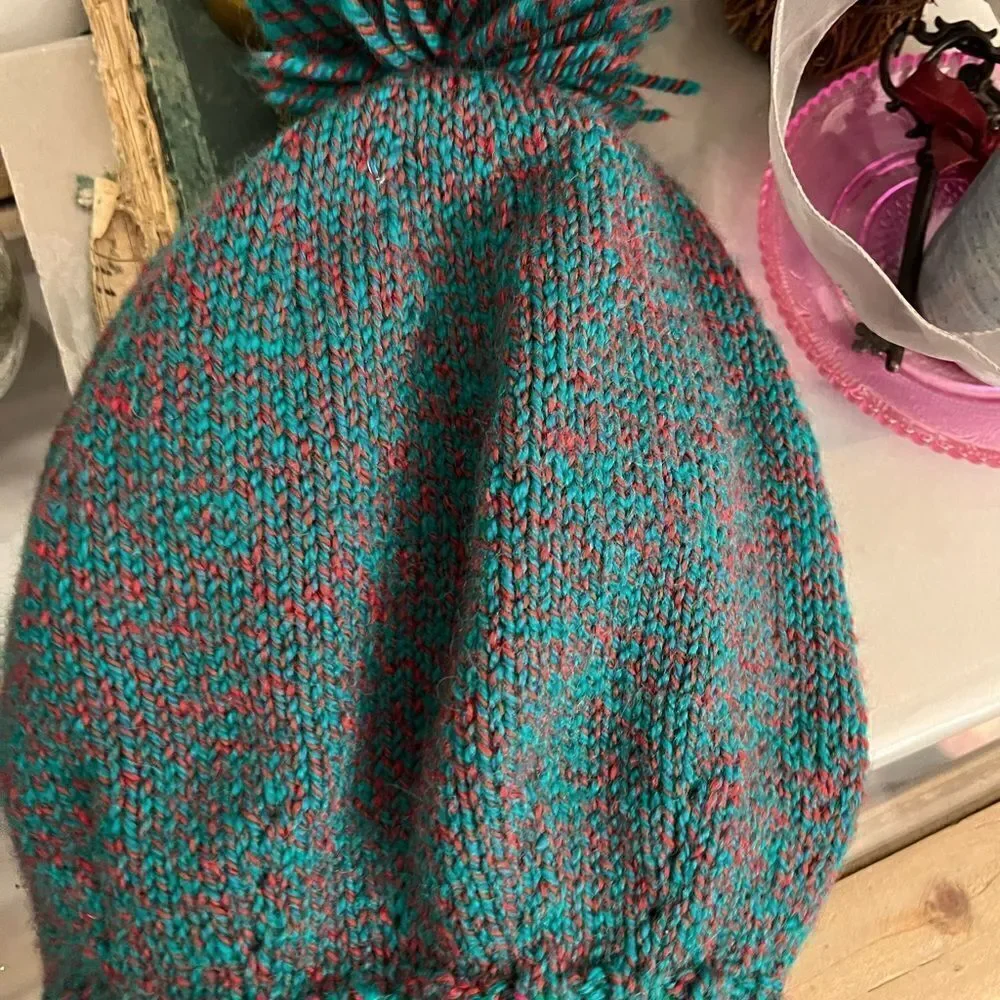 Women’s acrylic winter Pom hat.